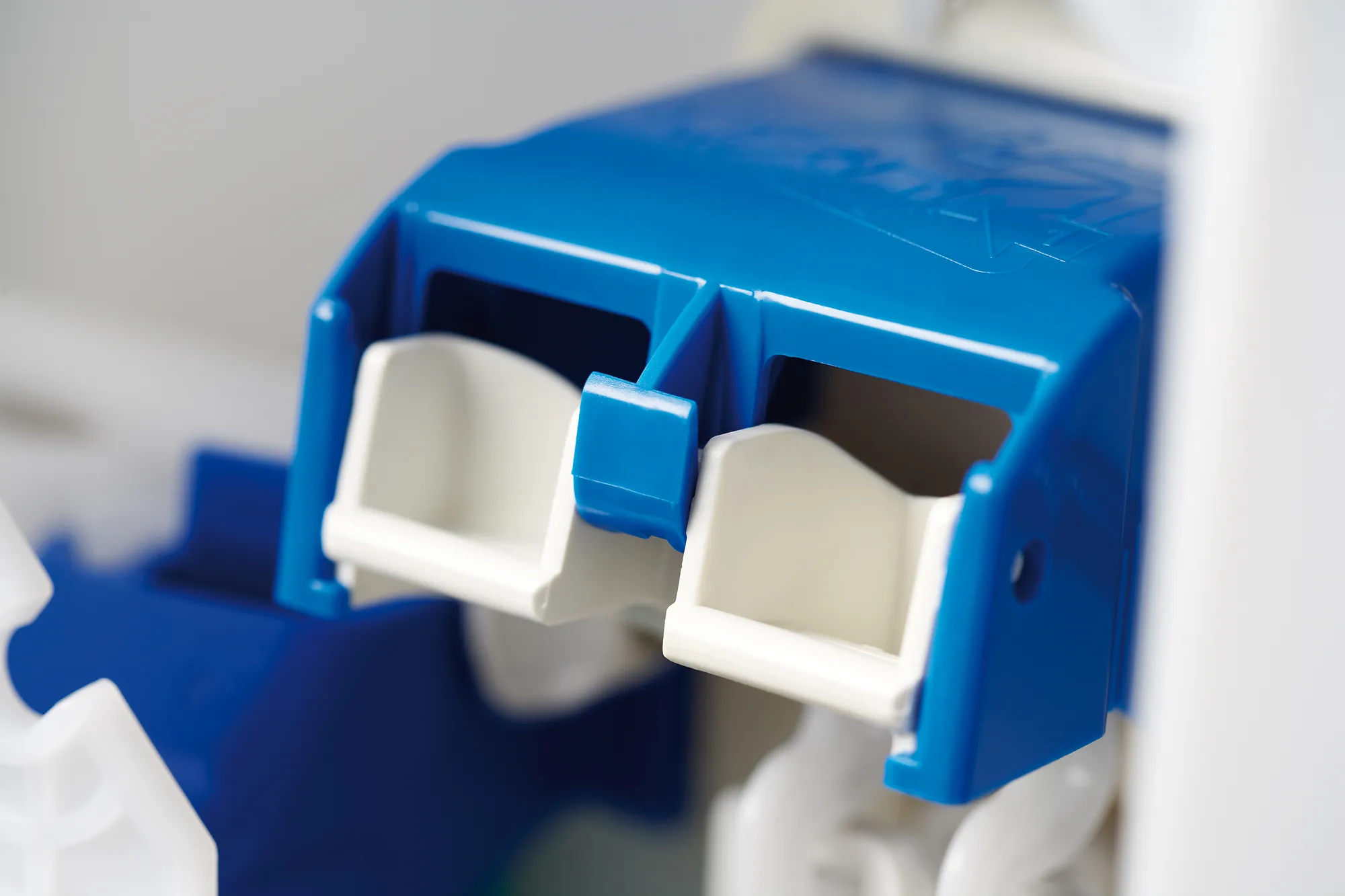 UCHWYT Z HACZYKAMI STERUJĄCYMI, PANELE MECHANICZNE